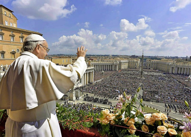 Erteilt am Sonntag den Segen &#8222;Urbi et orbi&#8220;: Papst Franziskus  | Foto: dpa