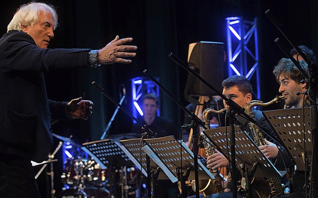 Bernd Konrad mit dem Jugendjazzorchester des Landes  | Foto: Jrg Becker