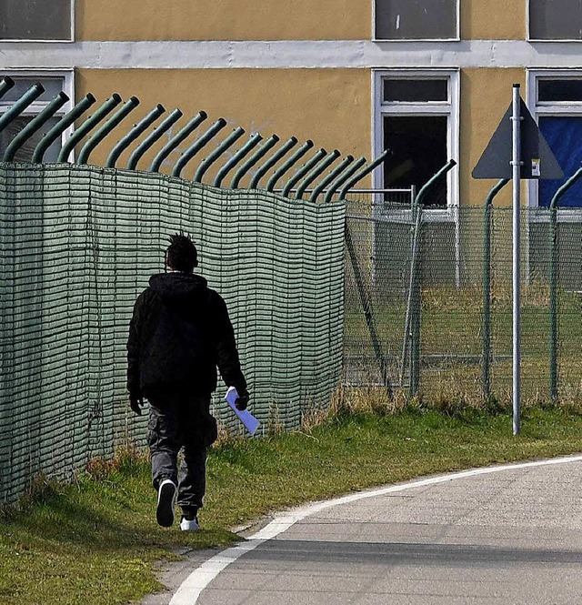 Ein Asylbewerber vor dem Transitzentrum im bayerischen Manching  | Foto: AFP
