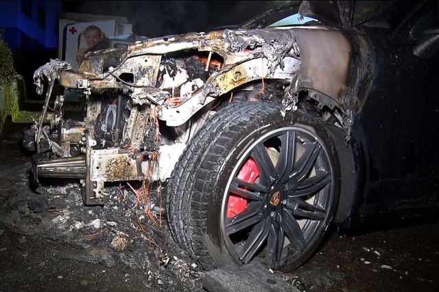 Wieder ein Brand: Der Motorraum des Porsche Cayenne brannte vollstndig aus.  | Foto: Wolfgang Knstle