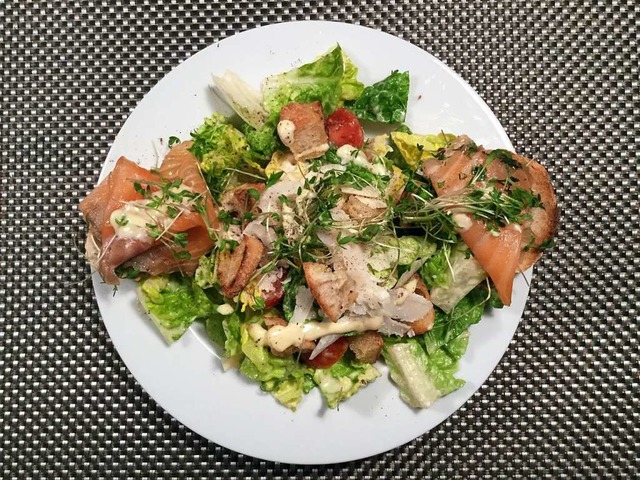 Die ideale Vorspeise:  Caesar Salad mit Lachs und Brotwrfeln  | Foto: stechl
