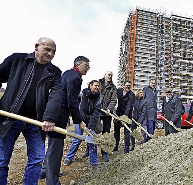 Spatenstich in Weingarten fr eine Premiere.  | Foto:  bamberger