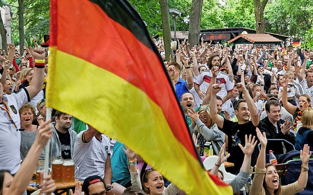 Gemeinsames Jubeln &#8211; und viellei...ball-Weltmeisterschaft veranstaltet.   | Foto:  dpa