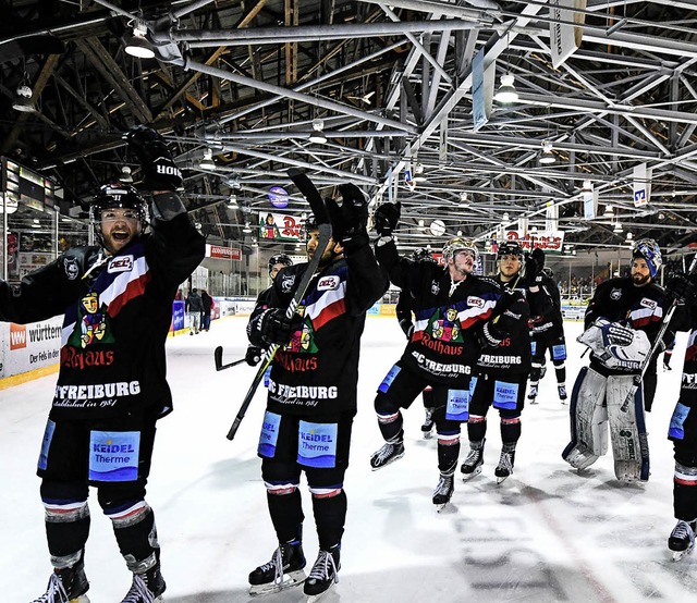 Die EHC-Spieler bejubeln mit ihren Fans den Klassenerhalt in der zweiten Liga.   | Foto:  Patrick Seeger