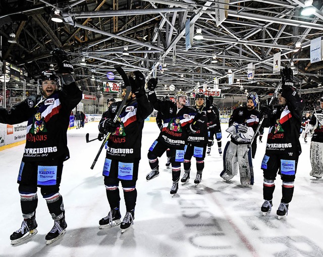 Die EHC-Spieler bejubeln mit ihren Fans den Klassenerhalt in der zweiten Liga.   | Foto:  Patrick Seeger