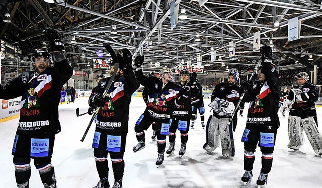 Die EHC-Spieler bejubeln  den Klassenerhalt.    | Foto:  Patrick Seeger