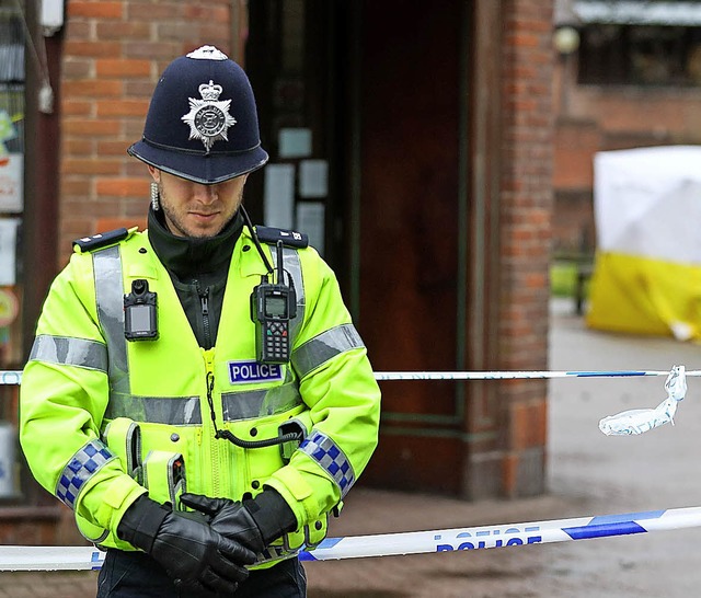 Ein Polizist vor dem Pub in Salisbury,...ren des Nervengiftes gefunden  wurden.  | Foto:  dpa