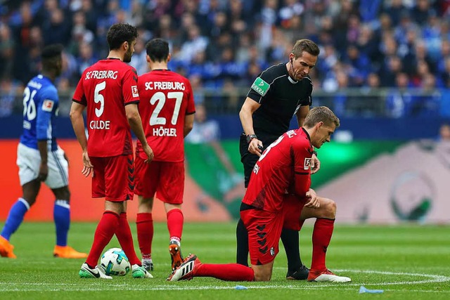 Hier war noch alles in Ordnung: Nils Petersen vor Schiedsrichter Tobias Stieler.  | Foto: Friso Gentsch