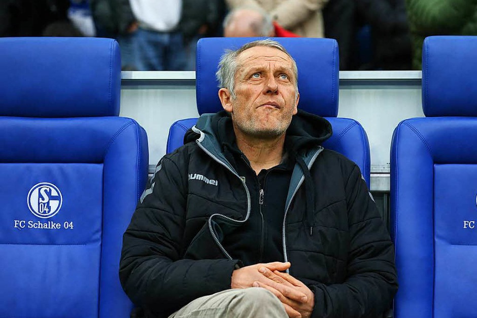 Christian Streich vor dem Anpfiff in der Veltins Arena. (Foto: Friso Gentsch) Christian Streich vor dem Anpfiff in der Veltins Arena. (Foto: Friso Gentsch)