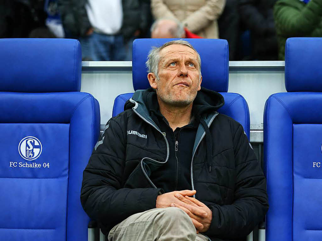 Christian Streich vor dem Anpfiff in der Veltins Arena.