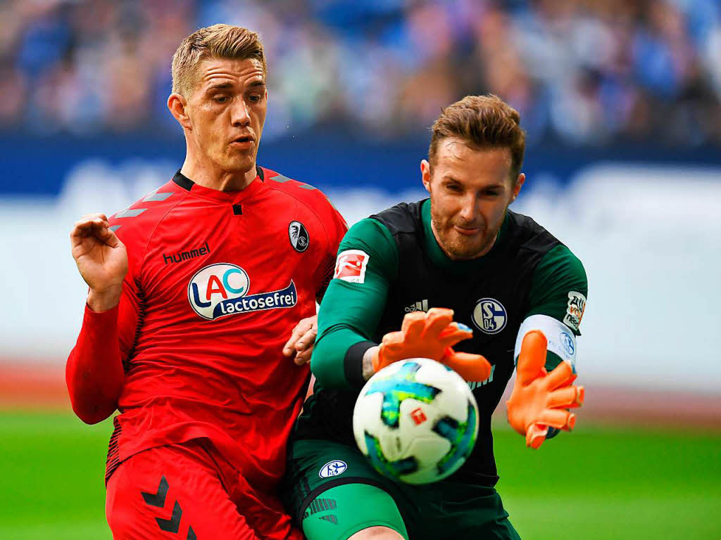 Fokus auf den Ball: Petersen und Schalkes Torwart Ralf Fhrmann.