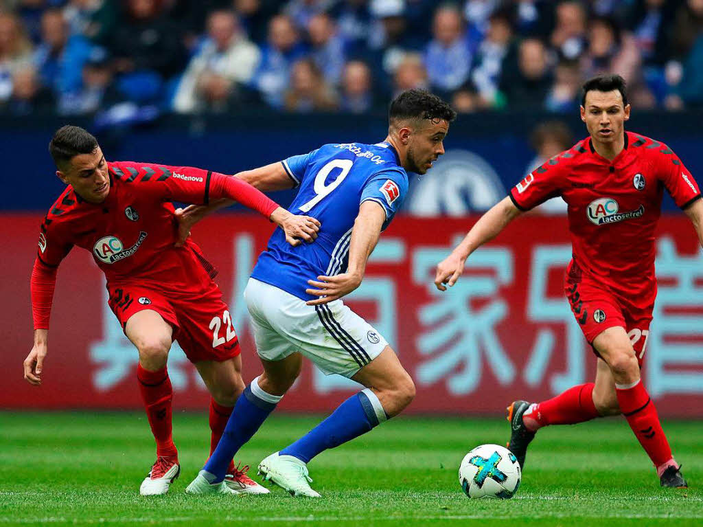 Franco Di Santo gegen gleich zwei SC-Spieler.