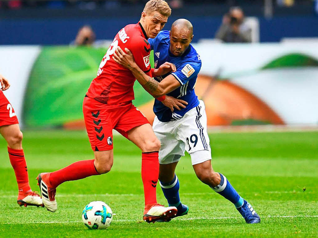 Nils Petersen im Zweikampf mit Naldo.