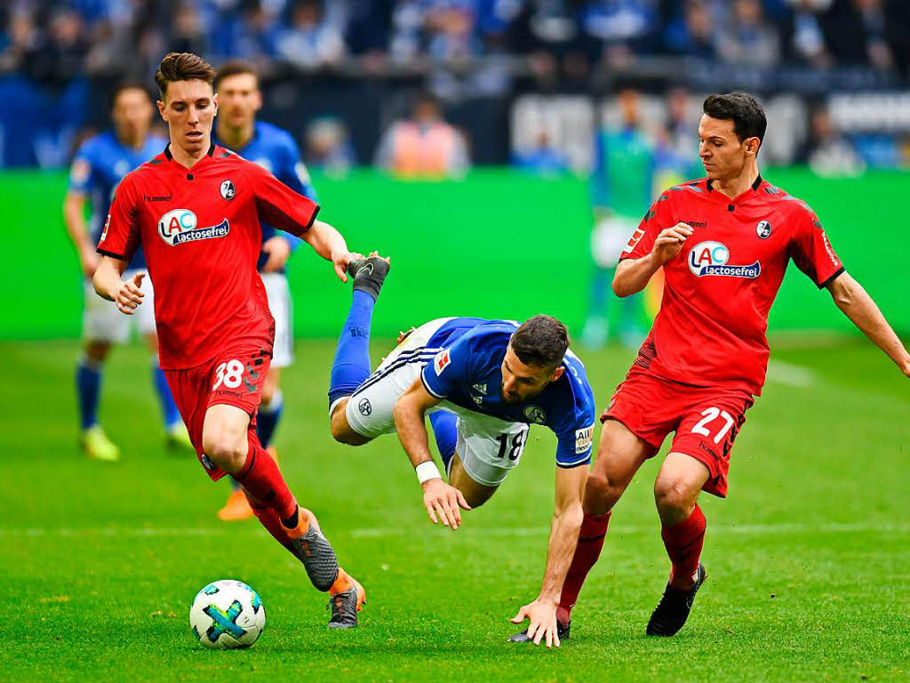 Abgehoben: Hfler (r.) und Kath (l.) setzen sich gegen einen Schalker durch.