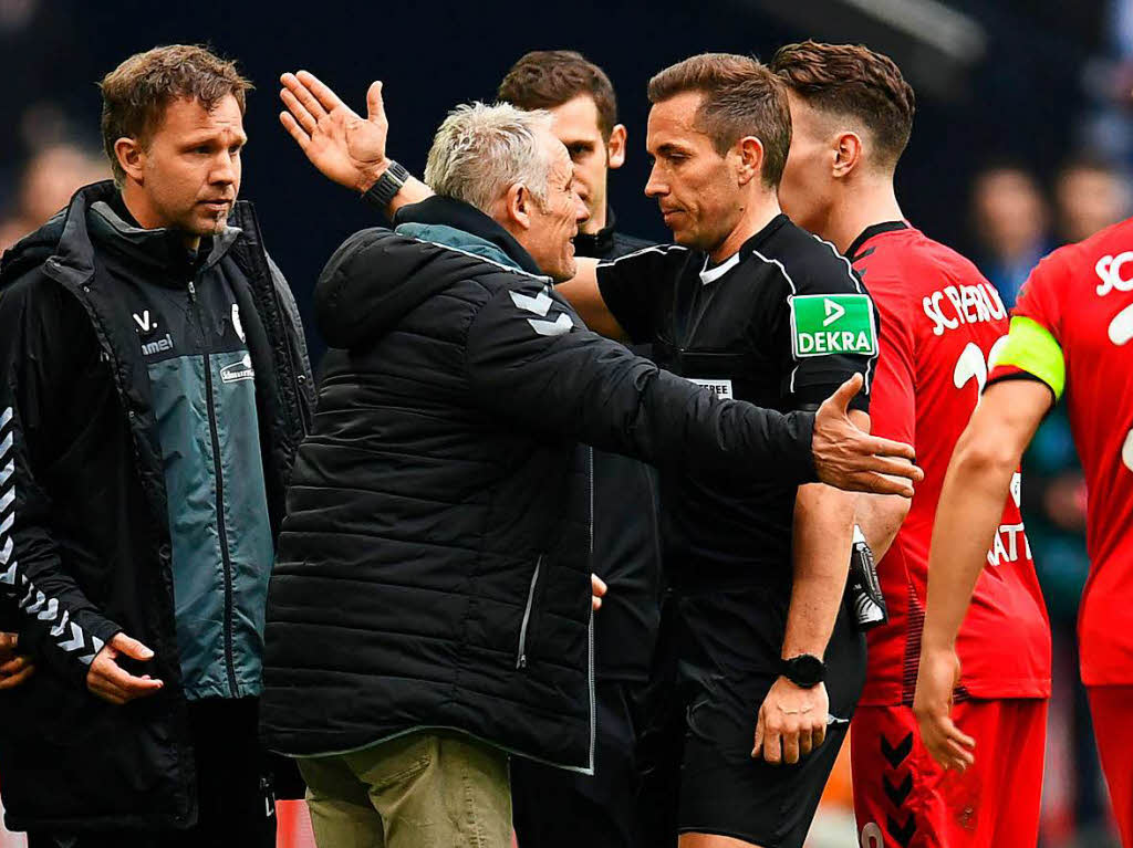 Die Reaktion des Referees: Streich des Feldes zu verweisen.