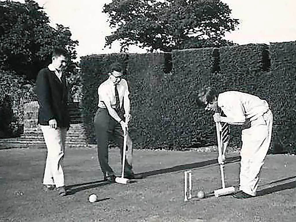Dieses Photo aus dem Jahr 1961 zeigt Hawking (r.) bei einer Partie Croquet.
