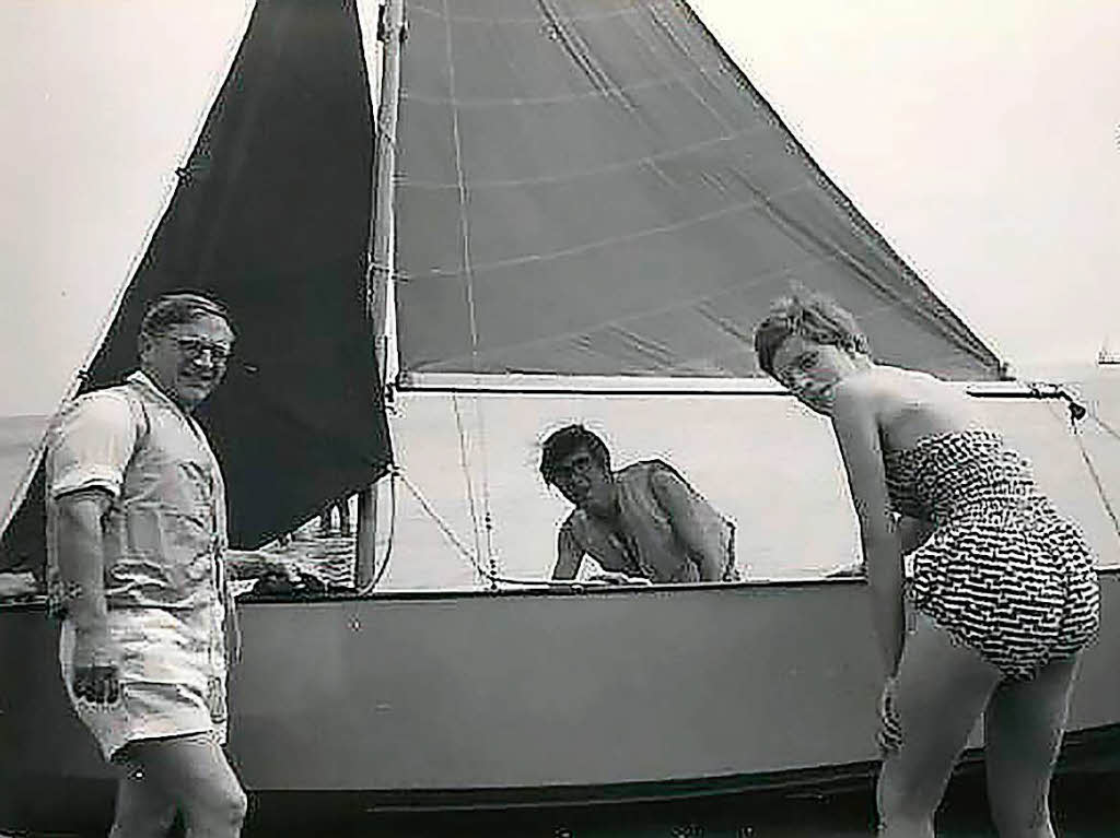 Hawking (Mitte) bei einer Segeltour im Jahr 1961.