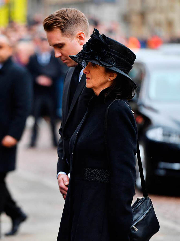 Jane Hawking, die erste Ehefrau des Astrophysikers Hawking, und ihr gemeinsamer Sohn Timothy kommen zur Trauerfeier.