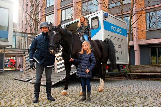 Markus Heiler mit Polizeipferd Panier...innen Carolin Finkel und Anouk Strigel  | Foto: Privat