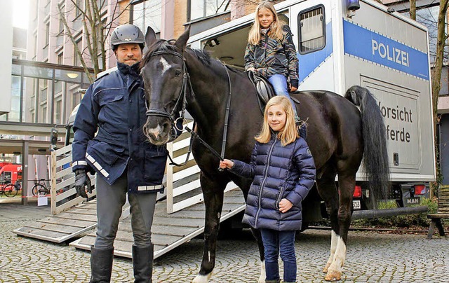 Markus Heiler mit Polizeipferd Panier...nnen Carolin Finkel und Anouk Strigel   | Foto: Privat