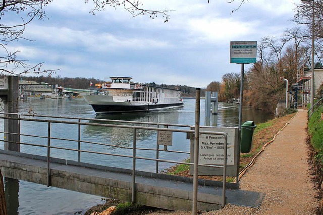 Die &#8222;Christoph Merian&#8220; leg...r Pause wieder am Grenzacher Ufer an.   | Foto: Rolf Reimann