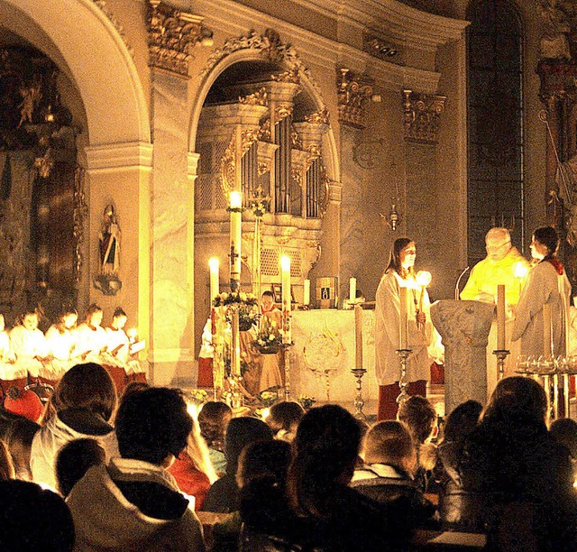 Nur von Kerzenlicht erleuchtet beginnt...mit Pfarrer Matthias Kirner feierte.    | Foto: Maria Schlageter