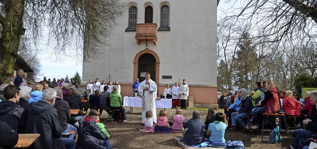 Um die 300 Glubige kamen am Ostermont...n Gottesdienst auf den Katharinenberg.  | Foto: Roland Vitt