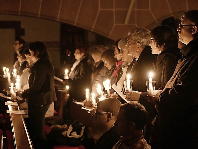 Stimmungsvoller Kerzenglanz in der Kirche  | Foto: wolfgang knstle