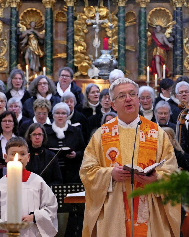 Dekan Peter Berg feierte mit zahlreich...sterchor das Hochamt am Ostersonntag.   | Foto: Michael Gottstein