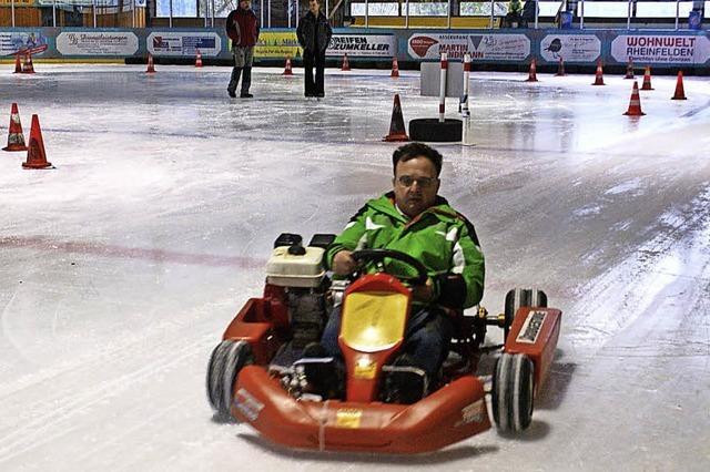 Rennfahrer heizen auf dem Eis ein