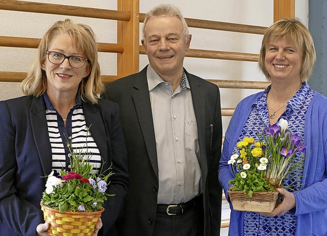 Bettina Bruzek (links) und Stefanie B...schule, Bernd Crmann, verabschiedet.  | Foto: Sandra Adeler