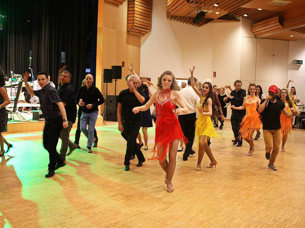Akteure der Basler Tanzschule „Salsarevolucion“ animierten zum Salsa-Tanzen. Akteure der Basler Tanzschule „Salsarevolucion“ animierten zum Salsa-Tanzen.