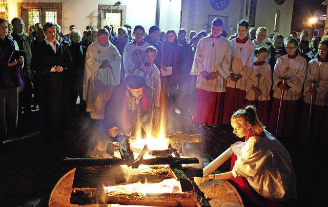 Die Osterkerzen werden am gemeinsamen Feuer entzndet.  | Foto: Sylvia-Karina Jahn