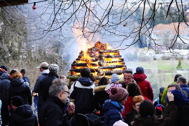 Das groe Osterfeuer auf dem Bad Krozi...Musik, Ostereiersuchen und Ponyreiten.  | Foto: Bernhard Seitz