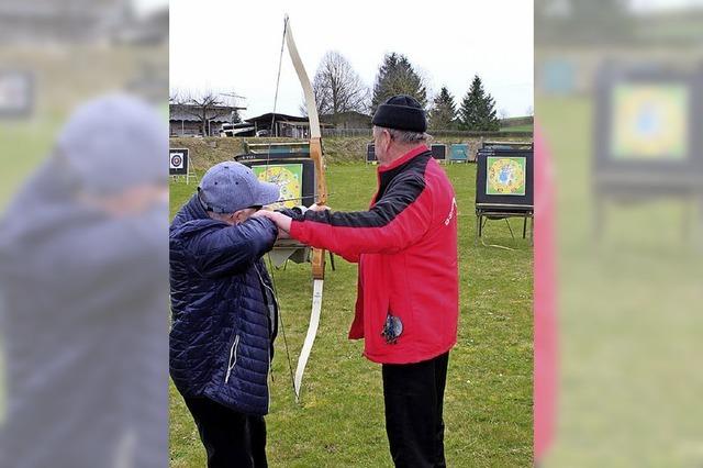 Erste Versuche mit Pfeil und Bogen beim Ostereierschieen