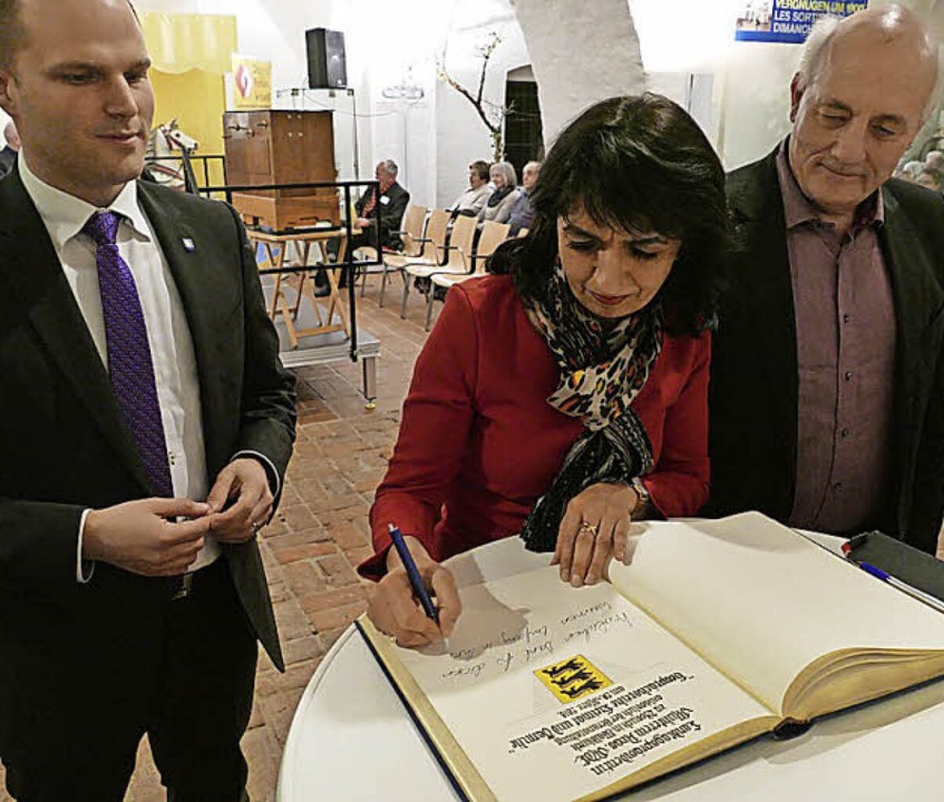 Muhterem Aras trgt sich ins Goldene Buch der Stadt Waldkirch ein.  | Foto: Sylvia Sredniawa