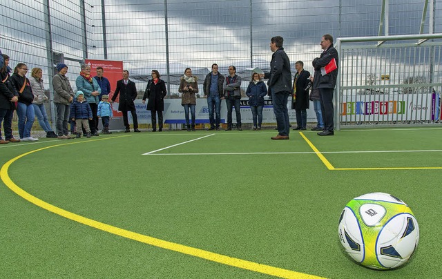 Es ist  angerichtet: Brgermeister Bruno Metz gibt das Spielfeld Supperten frei  | Foto: Olaf MIchel