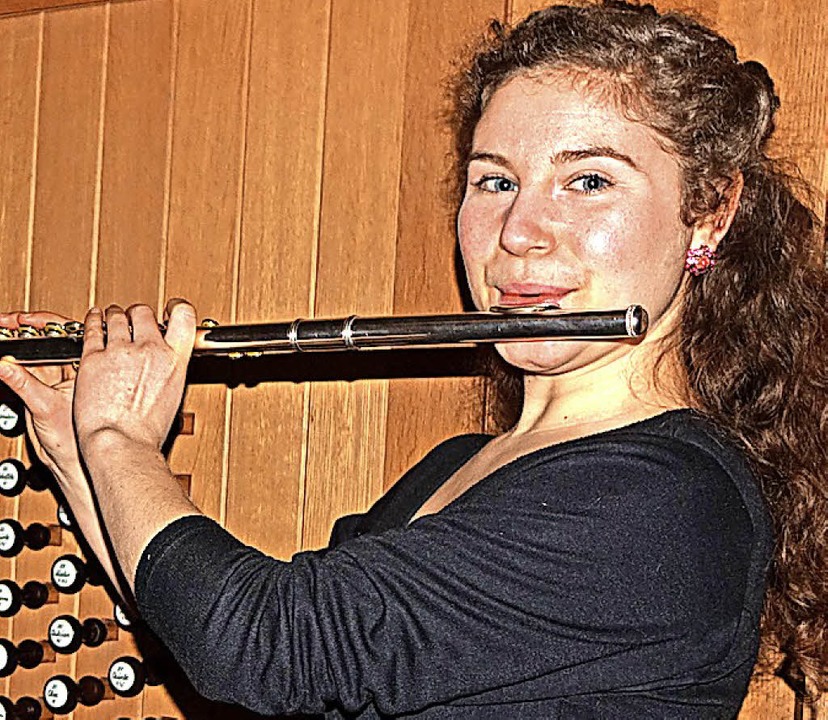 Flötistin Susanne Bauer brachte hellen Glanz in die Ostermorgen-Feier.  | Foto: Roswitha Frey