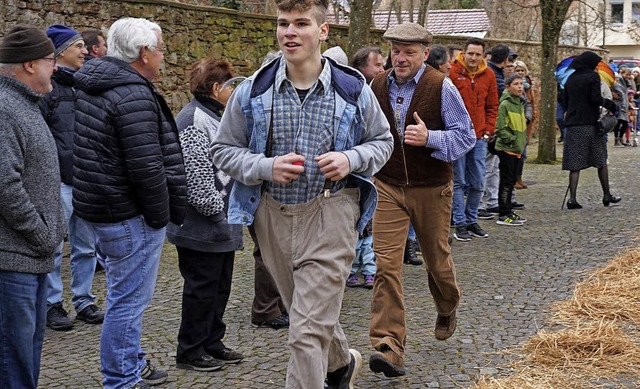 Ordentlich ins Schwitzen geriet der Ei..., den belustigte Zuschauer verfolgten.  | Foto: Julius Wilhelm Steckmeister