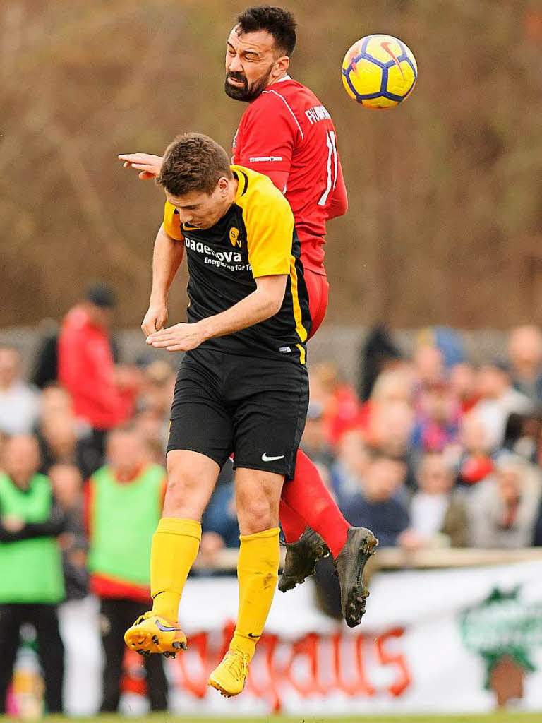 Erik Eiberle (links) und Yasin Ilhan im Kopfballduell. Erik Eiberle (links) und Yasin Ilhan im Kopfballduell.