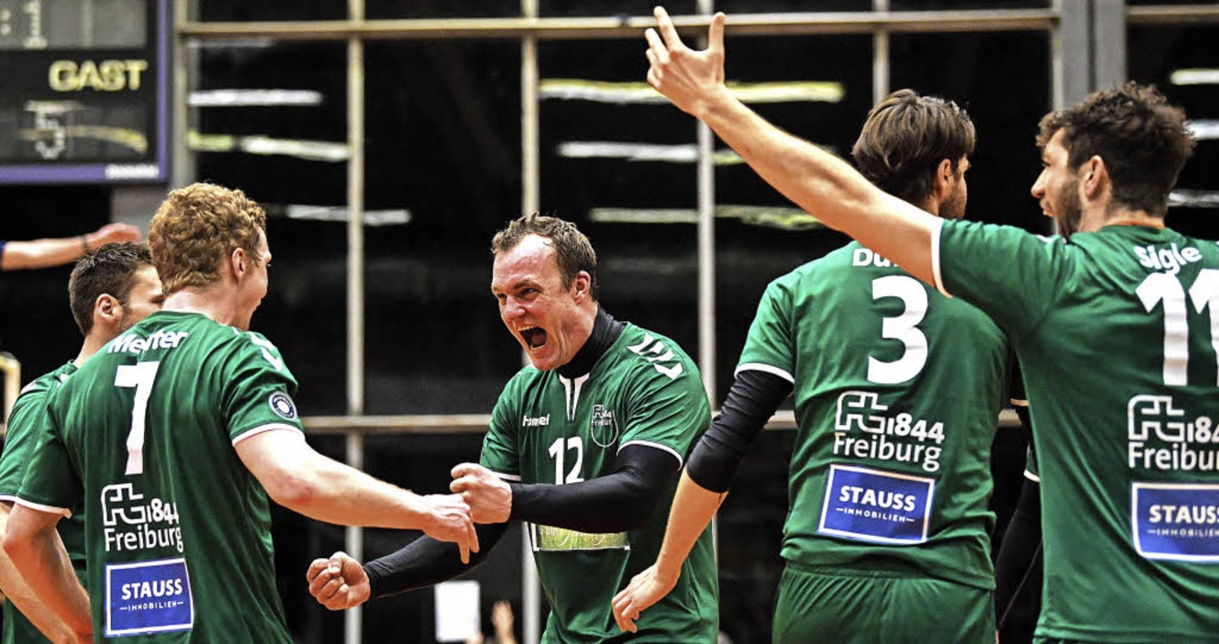 Spiel herumgerissen: Von den FT-Volley...e und August Sigle fllt eine Last ab.  | Foto: Patrick seeger