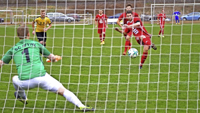 Der Elzacher Kevin Maier verldt Torh...Gruber und verwandelt sicher zum 2:0.   | Foto: Achim Keller