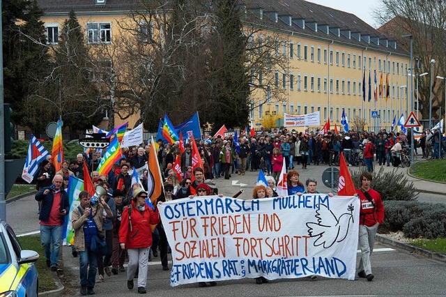 Rund 450 Friedensaktivisten beteiligten sich am Mllheimer Ostermarsch.   | Foto: Volker Mnch