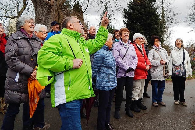 Christian Schulz, Vorsitzender des Sch..., erklrte die Schilder und Wegweiser.  | Foto: Claudia Gempp