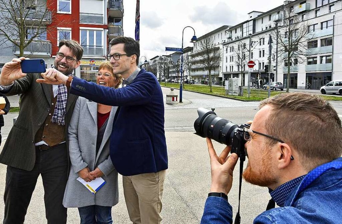 Ein Foto vom Selfie: Fionn Groe (rechts) untersttzt Martin Horn im Wahlkampf.  | Foto: Michael Bamberger