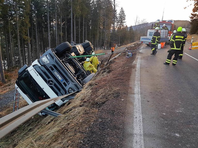 Ein Hngerzug ist auf der B 317 zwisch...der Fahrbahn abgekommen und umgekippt.  | Foto: Kamera24.tv