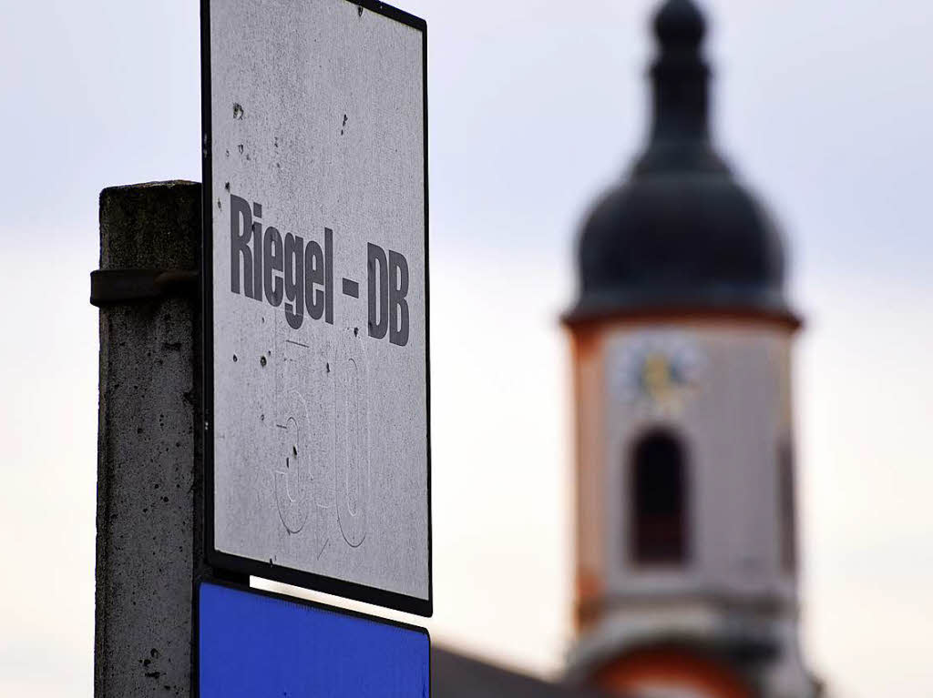 Bauarbeiten in Riegel: Hinweisschild mit Riegeler Kirche im Hintergrund.