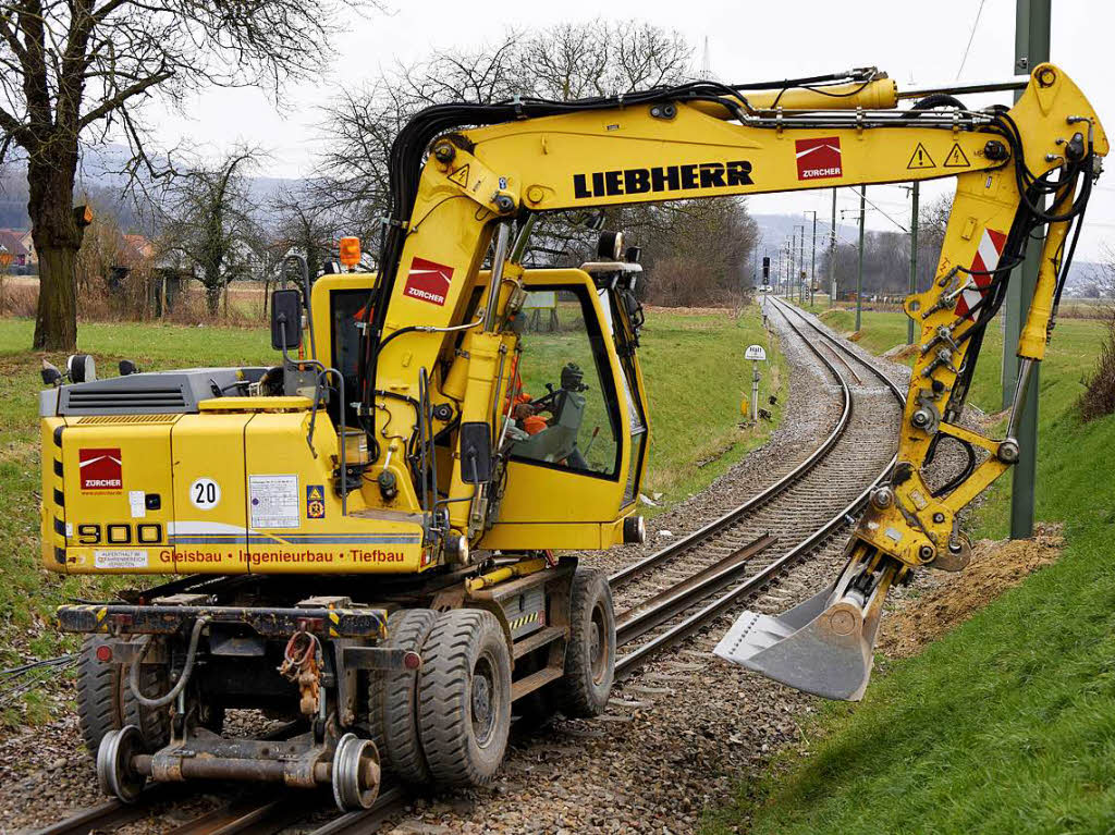 Bauarbeiten in Riegel: Bagger auf Schienen auf den Gleisen Richtung Endingen.