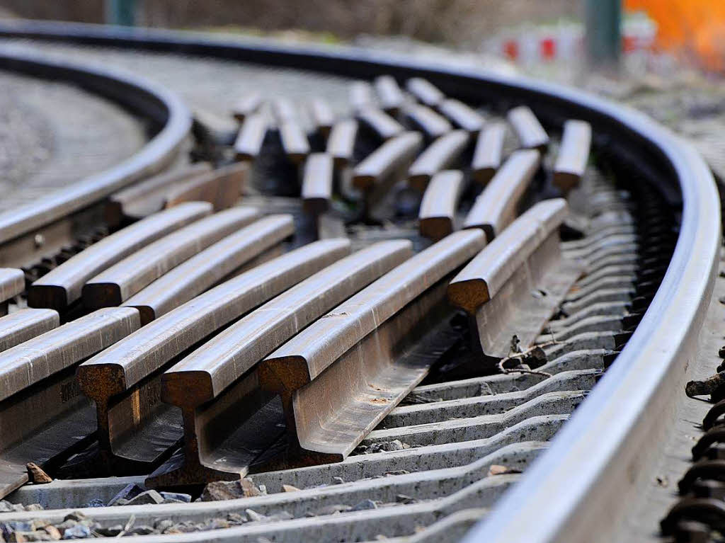 Bauarbeiten in Riegel: Schienenstcke liegen im Gleisbogen zum Einbau bereit.