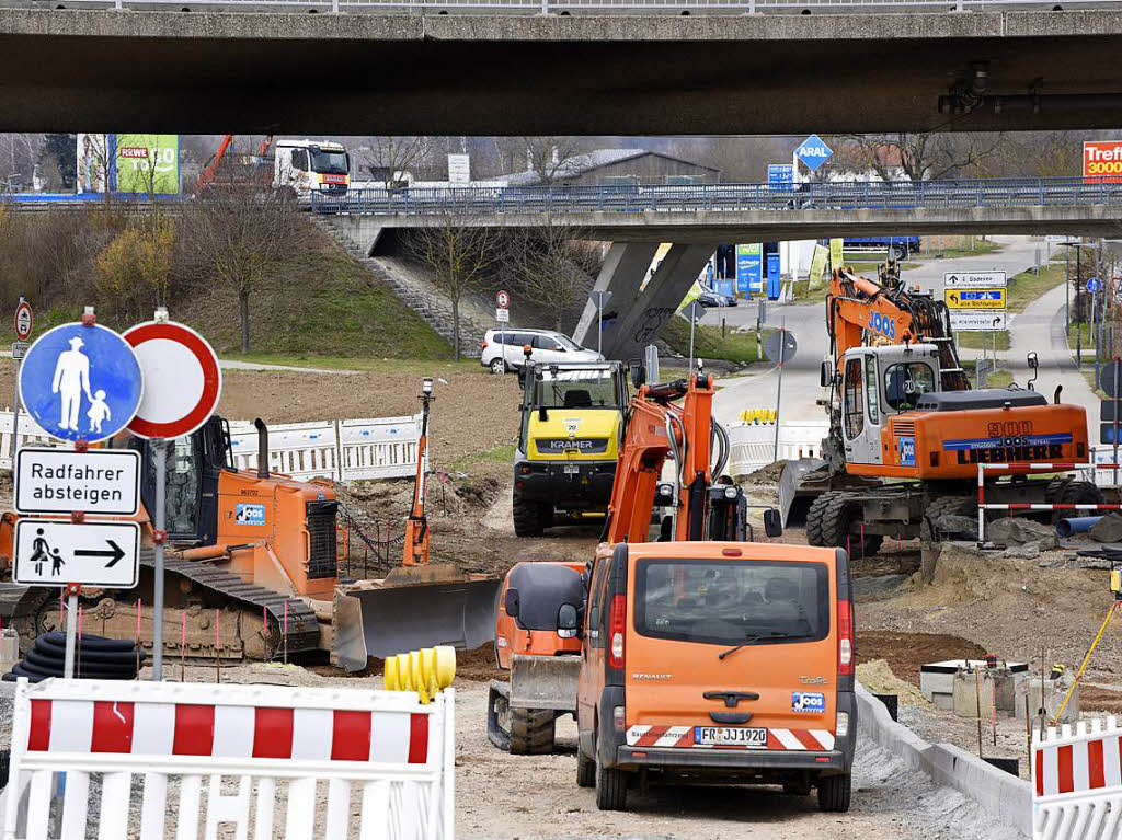 Bauarbeiten in Riegel: Arbeiten am Gleisbett im Bereich des Bahnbergangs Forchheimer Strae.